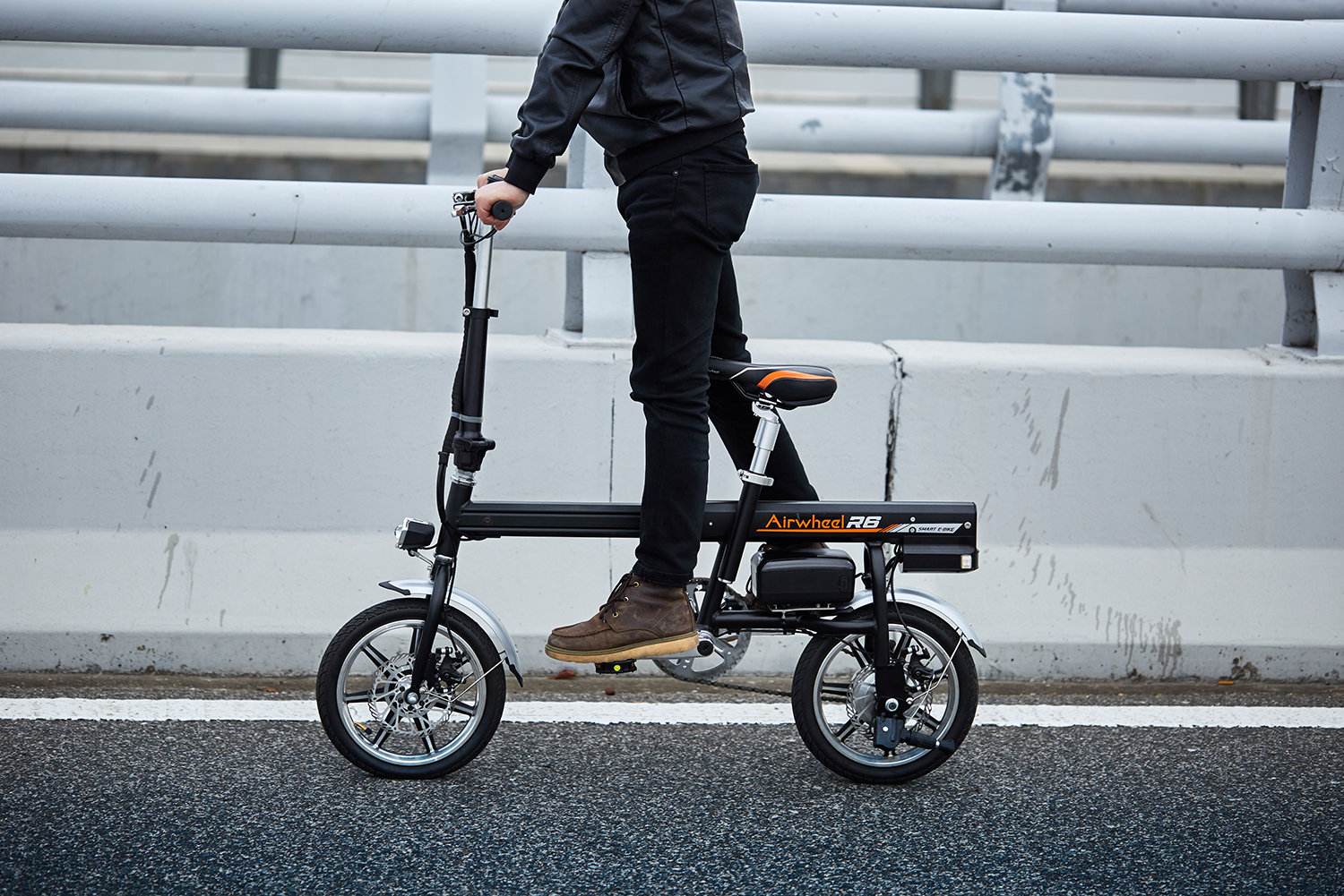 Airwheel R6 smart assist electric bike