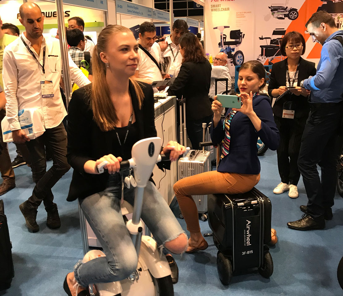 Airwheel intelligent auto following suitcase